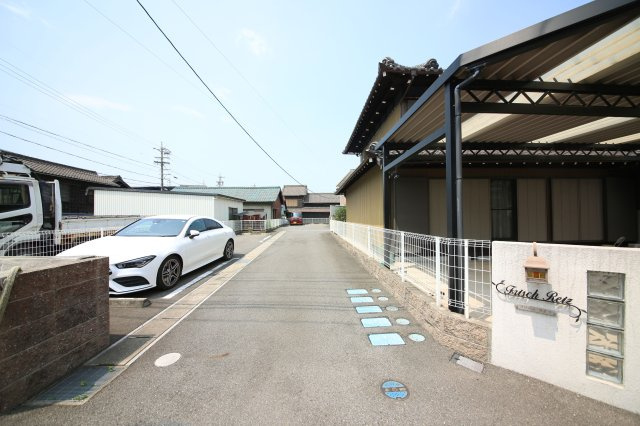 フリシュ　ライツの駐車場