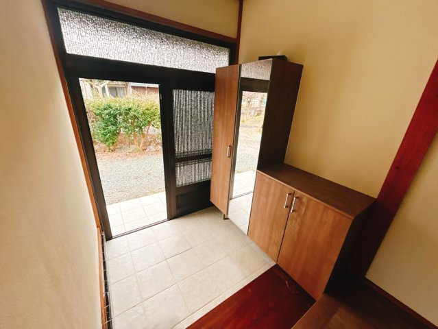 【玄関】 | 御殿場市中山 中古住宅 XH05679 | 御殿場市中山　玄関　リフォーム後