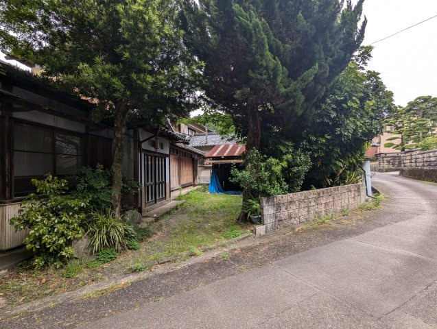 売土地　沼津市内浦重須の前面道路含む現地写真|間口が広々としています。車の出入りがスムーズに行えます。