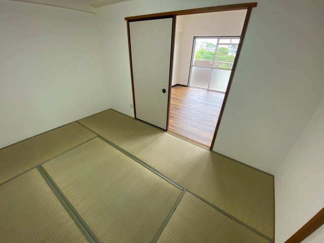 ユニーブル新瀬戸の和室