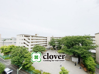 【展望】 | 眼前に広がる空の雄大さと、このお部屋の自慢の一つである「眺望」をご覧ください。毎日、この景色を独り占めできる新生活に夢が広がります。～即日のご見学可能～　お問合せはお気軽にどうぞ。