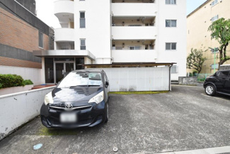 【駐車場】 | マンションの駐車場スペース。空きの有無や駐車料金、サイズ規定などについては、改めてお問い合わせください。～即日のご見学可能～　お問合せはお気軽にどうぞ。
