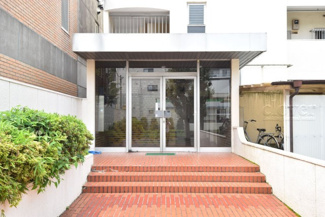 【エントランス】 | お客様を、そして住人を出迎えてくれるマンションのエントランス。ゴミが落ちていないことからも、管理状態の良さや住民の節度の高さが見て取れます。～即日のご見学可能～　お問合せはお気軽にどうぞ。
