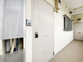 【その他共用部分】 | 皆様をお迎えする、お部屋の玄関ドア。開けやすさや開放角度、ドアノブの操作しやすさや鍵の形状などを、現地で一度ご確認ください。～即日のご見学可能～　お問合せはお気軽にどうぞ。