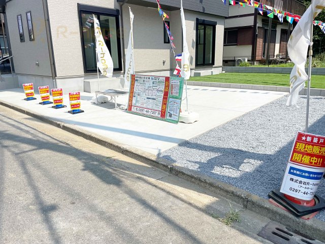 取手市西2丁目　新築戸建て　A号棟の駐車場|カースペースは3台完備。ゲスト用のスペースも確保できますね♪