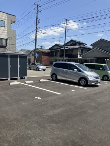 小針藤山NeoMaisonの駐車場