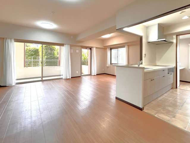 サンアリーナリバーステージ１階の居間・リビング|～Ｌiving room～
南側に掃きだし窓が並ぶリビングです。陽当たり重視でお探しのお客様にもご満足頂けると思います。