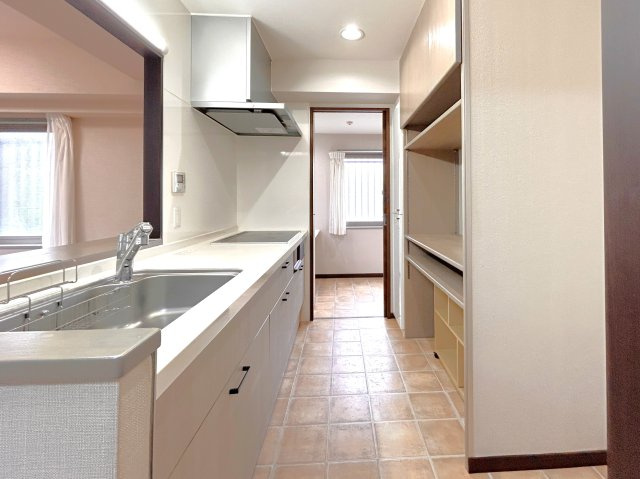 サンアリーナリバーステージ１階のキッチン|会話が弾む対面型キッチン。後ろにはお洒落な食器類を余裕で収納できるスペースがあります。