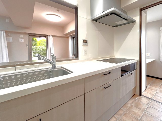 サンアリーナリバーステージ１階のキッチン|料理を楽しく作る性能とデザイン性を兼ね備えたキッチン。使い勝手の良いIHクッキングヒーターはお手入れもしやすく夏でも涼しくお料理できます。