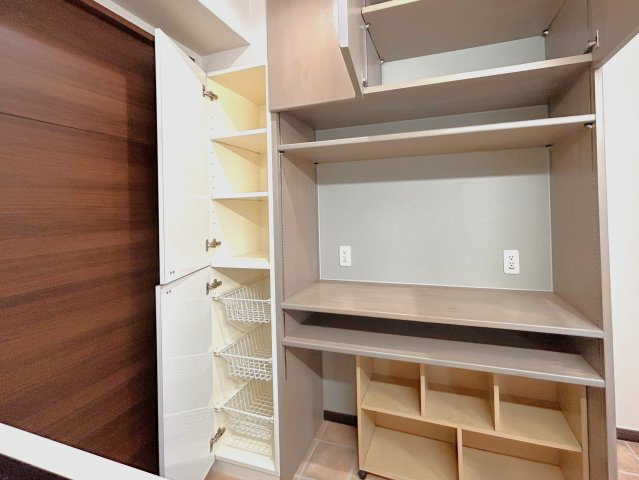 サンアリーナリバーステージ１階の収納|会話が弾む対面型キッチン。お洒落な食器類を余裕で収納できるスペース。動きやすい女性目線のキッチン動線。これからはお料理をつくる時間が劇的に変わります。