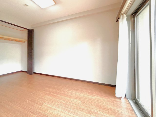 サンアリーナリバーステージ１階の洋室|穏やかな風と陽光を導き、プライバシーに配慮された設計プランを採用し、居住性を一段と心地よいものにしています。明るく開放的な空間を演出しております。