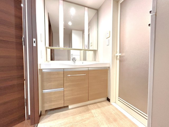 サンアリーナリバーステージ１階のその他|【パウダールーム】
三面鏡タイプの洗面化粧台を採用し、キャビネット収納はぎっしり色々な物を収納でき下部収納もございます。シャワーヘッドタイプを採用しておりますのでお掃除など楽々できます。