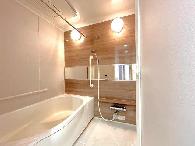 サンアリーナリバーステージ１階の浴室|【お風呂】
足を伸ばせる浴槽＆ワンタッチでお湯張や追焚が出来るオートバスで1日の疲れも快適にリフレッシュ。雨のお洗濯に威力を発揮する浴室換気乾燥機付き。