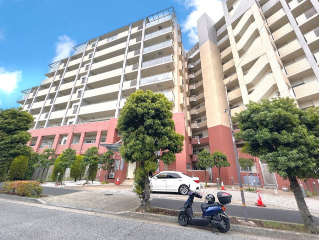 サンアリーナリバーステージ１階の外観|～Appearance～
青空に映えるこの雄大な佇まい。
陽当たり、立地、周辺環境など恵まれた好条件となっております。