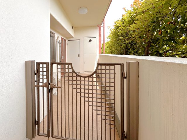 サンアリーナリバーステージ１階のその他|角部屋ならではの贅沢なほど広い玄関ポーチ。
廊下側の部屋から人の気配を感じる事が無く、様々な恩恵がございます。