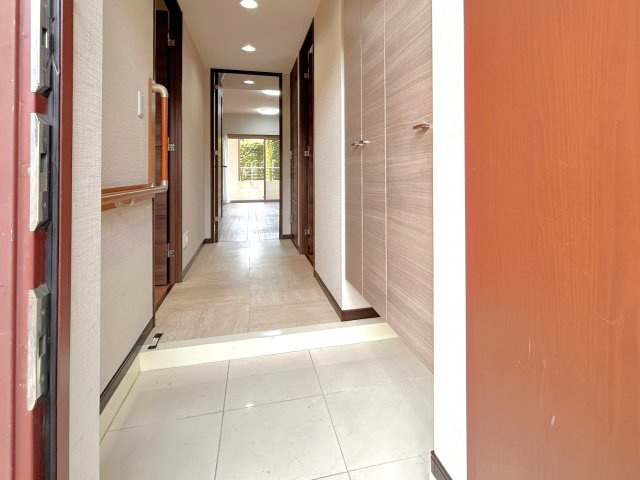 サンアリーナリバーステージ１階の玄関|人を迎え入れる最初の場所だからこそ、清潔感があり纏まった空間にして頂ける様にゆとりあるシューズボックスを設置しました。おでかけの時に姿見で着こなしチェック、しませんか？