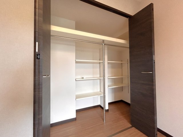 サンアリーナリバーステージ１階の洋室|～Closet～
各部屋に収納が付いており冬物や夏物、スーツケースなども全部まとめて収納もできますのでお部屋を広く開放的にお使いいただけます。