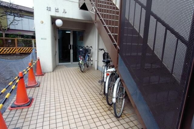 坂ビルのエントランス