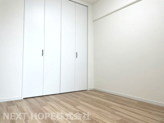 【洋室】 | 伊丹レックスマンション | 玄関横の洋室5.3帖です♪クローゼットも設けられており、室内を有効に使用していただけます！