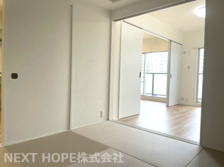 【和室】 | 伊丹レックスマンション | 和室4.５帖です♪足を伸ばして寛げる居室です！ヘリの無い琉球畳で洋風なリビングとの相性も良いです！