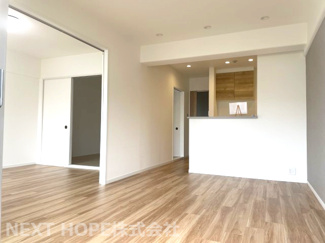 【居間・リビング】 | 伊丹レックスマンション | LDKは約11.4帖です♪対面式システムキッチンです♪お料理を作りながらリビングのご家族との楽しい会話が弾みますね(^^)