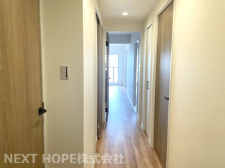 【内装】 | 伊丹レックスマンション | 玄関から廊下部分です♪廊下収納もございます！