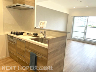 【キッチン】 | 伊丹レックスマンション | 新品の対面式システムキッチンです♪お料理を作りながらリビングのご家族とのコミュニケーションもとれます!
