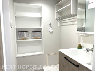 【洗面所】 | 伊丹レックスマンション | 洗面室内には室内洗濯機置き場が設けられておます!壁面収納棚もあり、たいへん使い勝手が良いです♪