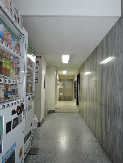 西島ビルのエントランス