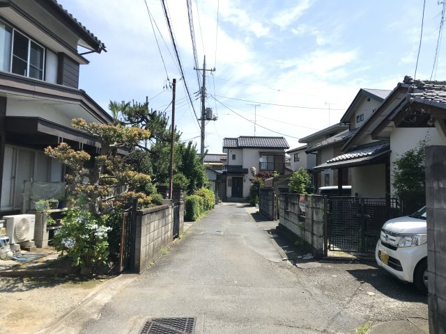鴻巣市本町７丁目の売地の前面道路含む現地写真