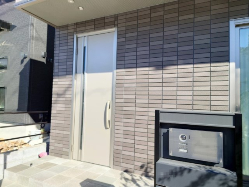 売中古戸建　静岡市駿河区登呂2丁目の玄関|採光を考え抜いて造られた玄関です！