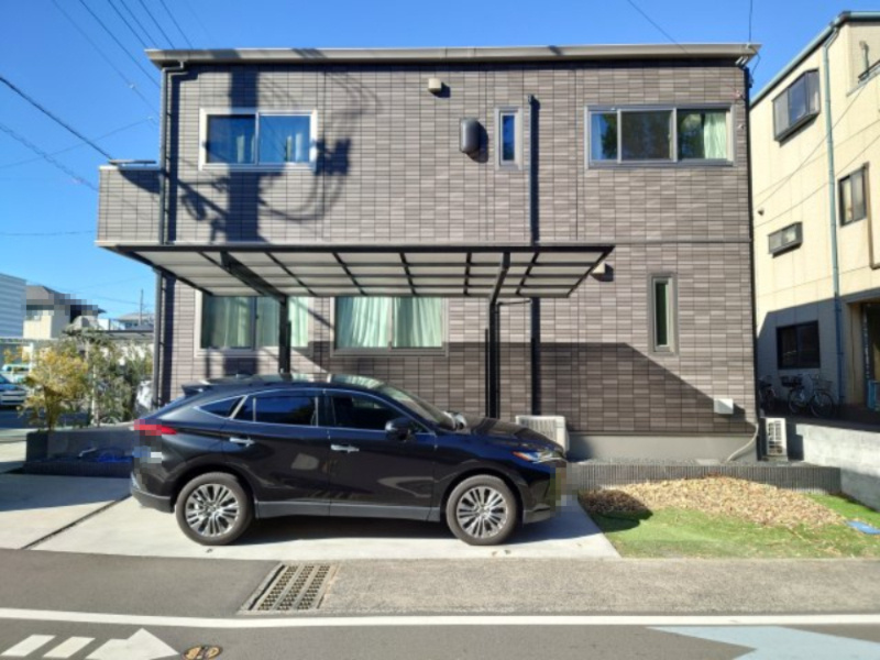 売中古戸建　静岡市駿河区登呂2丁目の外観|カーポート付、庭にタイルデッキがありお洒落を演出しています♪♪♪
