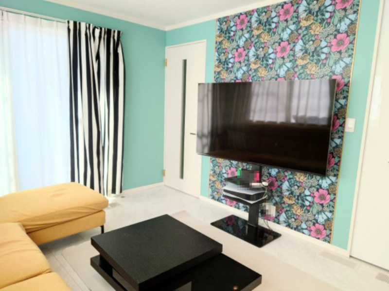 売中古戸建　静岡市駿河区登呂2丁目の居間・リビング|壁紙の一部にマリメッコを採用♪すっきりと洗練された高いデザイン性が色あせることはありません！