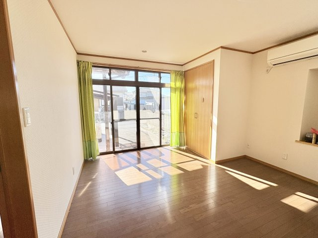 売中古戸建　静岡市清水区蒲原東の洋室|1階西側の洋室。収納スペースもあり客間としても活用しやすそうです。