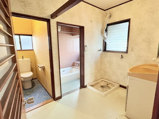 売中古戸建　静岡市清水区蒲原東の脱衣所|脱衣所は広々してます。忙しい朝も一人だけしか入れない！ということが無いスペースです。