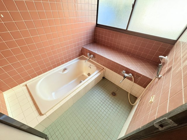 売中古戸建　静岡市清水区蒲原東の浴室|窓が広いので開放感がありますね。リフォームでご相談もお気軽にご相談ください。