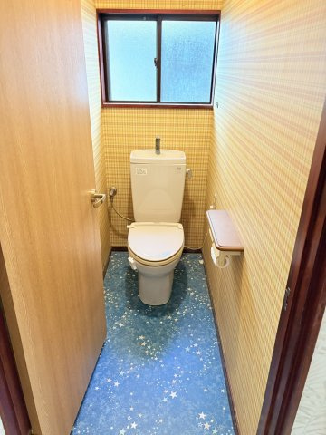 売中古戸建　静岡市清水区蒲原東のトイレ|1階のトイレです。洗面、浴室の隣で便利です。