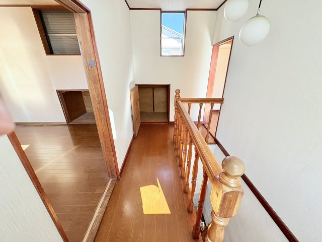 売中古戸建　静岡市清水区蒲原東の内装|2階の踊り場。こちらにも窓があり、室内全体が明るく感じます。