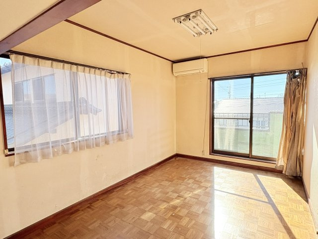 売中古戸建　静岡市清水区蒲原東の洋室|2階東側の洋室。2面採光で室内が明るいです。