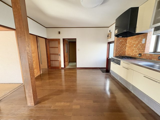 売中古戸建　静岡市清水区蒲原東の居間・リビング|キッチンスペースが広いので家電や家具は余裕をもって配置できます。