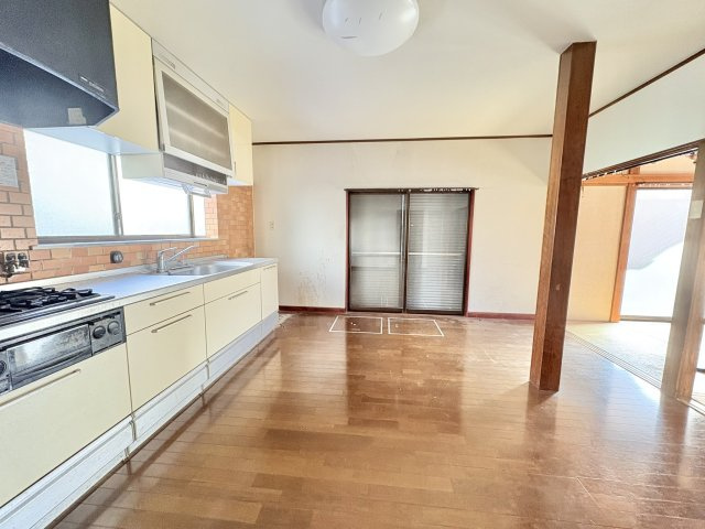 売中古戸建　静岡市清水区蒲原東の居間・リビング|勝手口、窓もあり風通しもしやすいダイニングです。