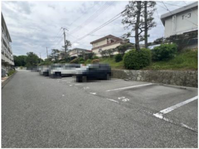松が丘住宅10号棟の駐車場