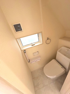 【トイレ】 | Livele Garden.S堺東区北野田 | 寒い冬でも温かい便座で快適にご使用いただける温水洗浄便座付トイレ。温水で汚れを落とせるので、トイレットペーパーの節約にも！