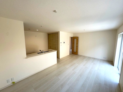 【居間・リビング】 | Livele Garden.S堺東区北野田 | 対面式キッチンを採用し、調理中の会話も弾みます！ご家族間のコミュニケーションも取りやすい空間設計です。