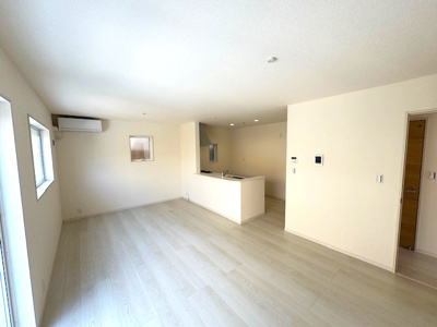 【居間・リビング】 | Livele Garden.S堺東区北野田 | 木目調のフローリングが、柔らかな印象を与えてくれているLDK。休日にはご家族やご友人と集まり、団らんのひと時をお過ごしください！