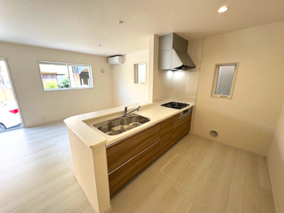 【キッチン】 | Livele Garden.S堺東区北野田 | 大きなお鍋やフライパンの取り出しもスムーズなスライド式収納付き！調理中でも取り出しやすく、片付けもラクラク。