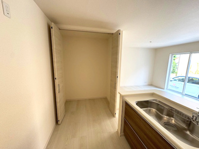 【キッチン】 | Livele Garden.S堺東区北野田 | 大容量のパントリー付き！調理器具や食器、食料品のストックなどがたっぷり収納できます。収納豊富なキッチンは調理スペースを広くお使いいただけます。