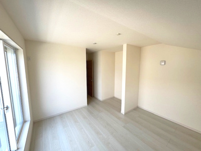 【寝室】 | Livele Garden.S堺東区北野田 | 東向きバルコニーに面した洋室8.75帖。バルコニーに面したお部屋は、大きなお布団などもサッと干せて便利です！