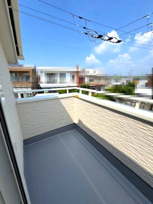 【バルコニー】 | Livele Garden.S堺東区北野田 | 洋室2部屋に東向きバルコニー付き！お仕事やお勉強、家事の合間に外の空気を吸ってホッと一息！日々の疲れもリフレッシュできそうですね。