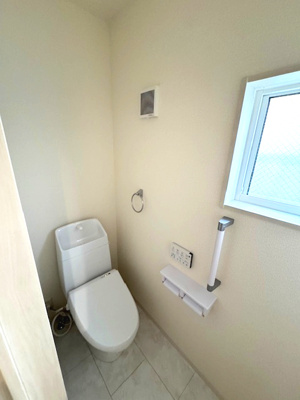 【トイレ】 | Livele Garden.S堺東区北野田 | カバーなしでも便座はポカポカな温水洗浄便座付トイレ。各階に設置。複数人家族でも混雑回避！朝の忙しい時間帯も安心してご使用いただけます。